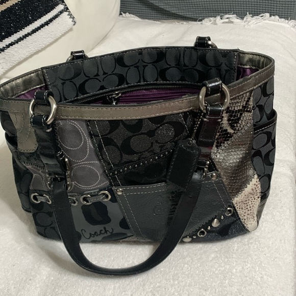 Black coach - Picture 1 of 6